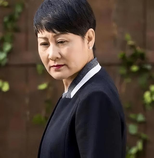 明明演技拉垮，却顶着老戏骨头衔，这4位艺人终于本相毕露了？