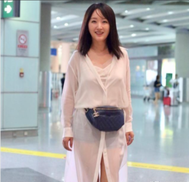 杨钰莹终究是老了,在美颜下看似年轻,但身材多少还是有点暴露了