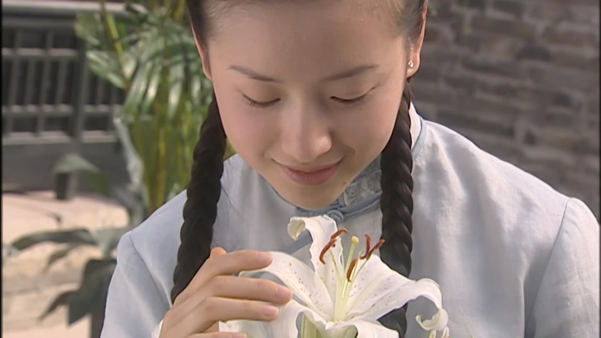 董洁|董洁有多美？00年她和谢霆锋春晚合影，那年20岁气质非凡清冷脱俗