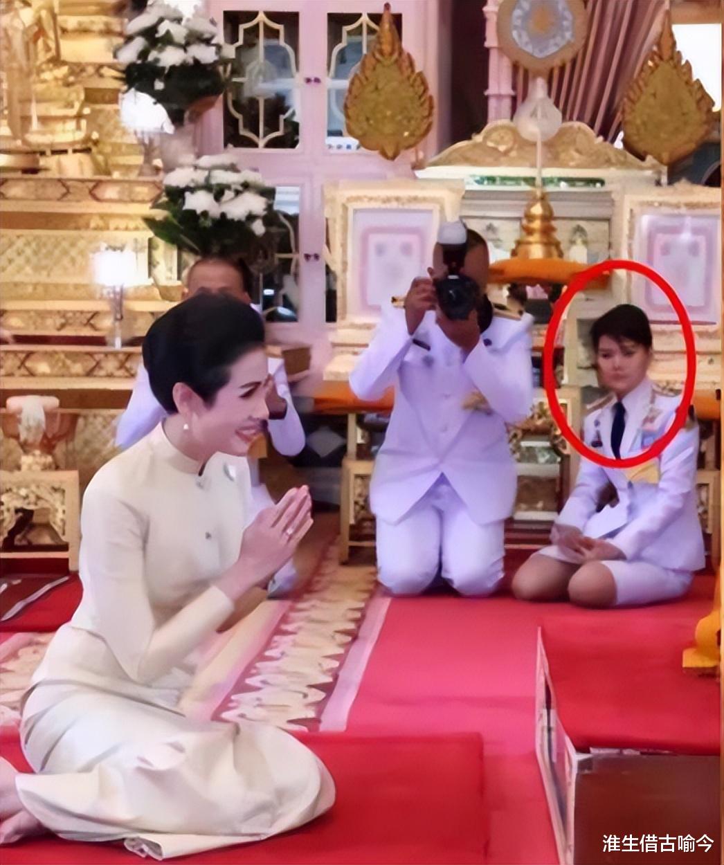 72岁泰王给玉佛换衣体力不支，苏提达全程陪伴，不惧两位后宫新人