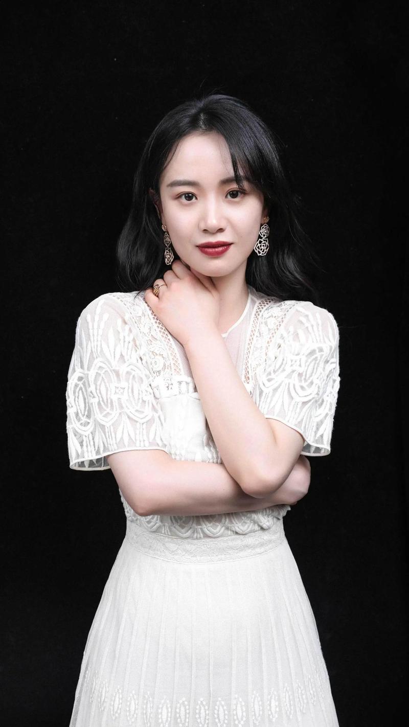 李梦公开官宣恋情!曾被传嫁过导演生一女,今挽手男友看房筑爱巢