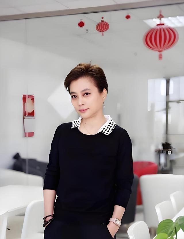 春晚|她曾连登3年春晚，8年录88张专辑，爆红后抑郁，如今在街头卖唱？