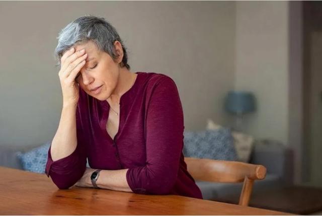 女性老不老，看看下半身？若有这4个信号，或许离衰老不远