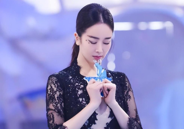 人前拼命三娘，人后“发房卡”，这次左小青的“假面”被彻底撕烂