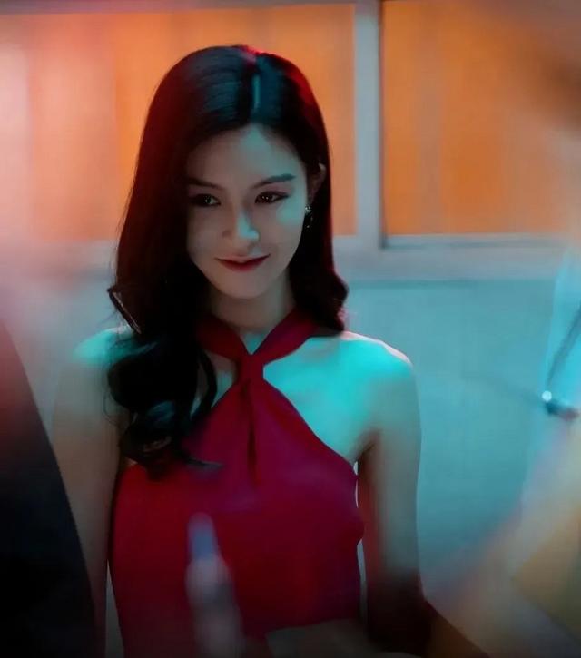 王思聪：白天去赌博，晚上吃烤肉，还有房祖名和3个美女相陪