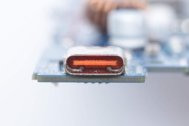 支持65W PD快充和120W小米快充，小米165W自帶線充電寶拆解