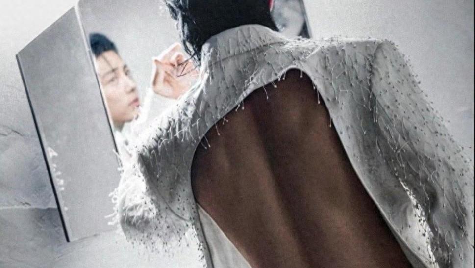 肖战太宠粉了吧？西装露背展劲爆身材，网友：第一次见晒背肌！