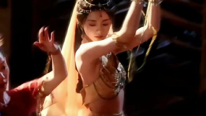 《度华年》新预告：张凌赫帅出新高度，21岁赵今麦美得冒泡