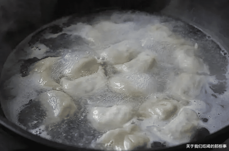 煮饺子时：盖盖煮还是不盖盖煮？区别老大了，难怪饺子老破皮