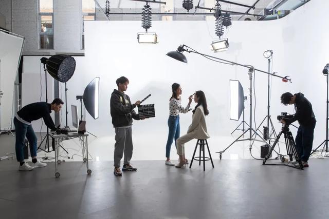 北京夫妇做短剧,每月进账4亿多