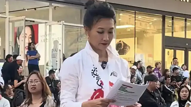 央视名嘴李梓萌沈阳现身，网友惊叹: 47岁单身身材竟如此火辣