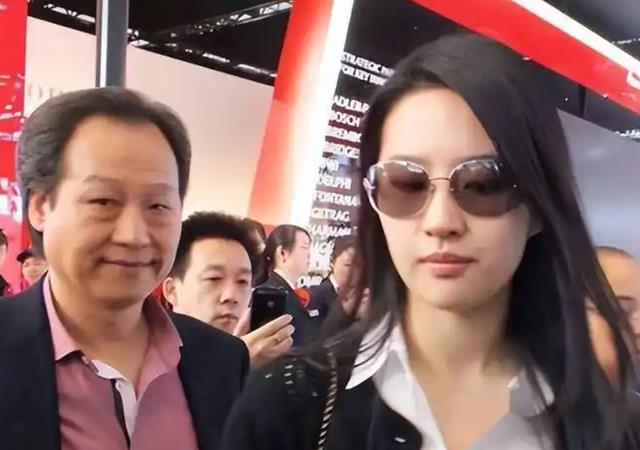 同样是被大佬陈金飞力捧,杨采钰与刘亦菲的境遇为何大不相同