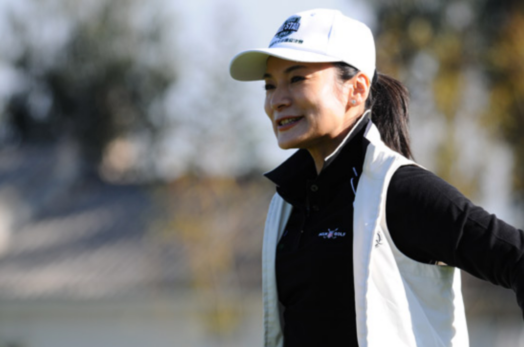 她是刘晓庆的闺蜜、傅彪的同学,年轻时貌美如花,如今56岁仍未婚