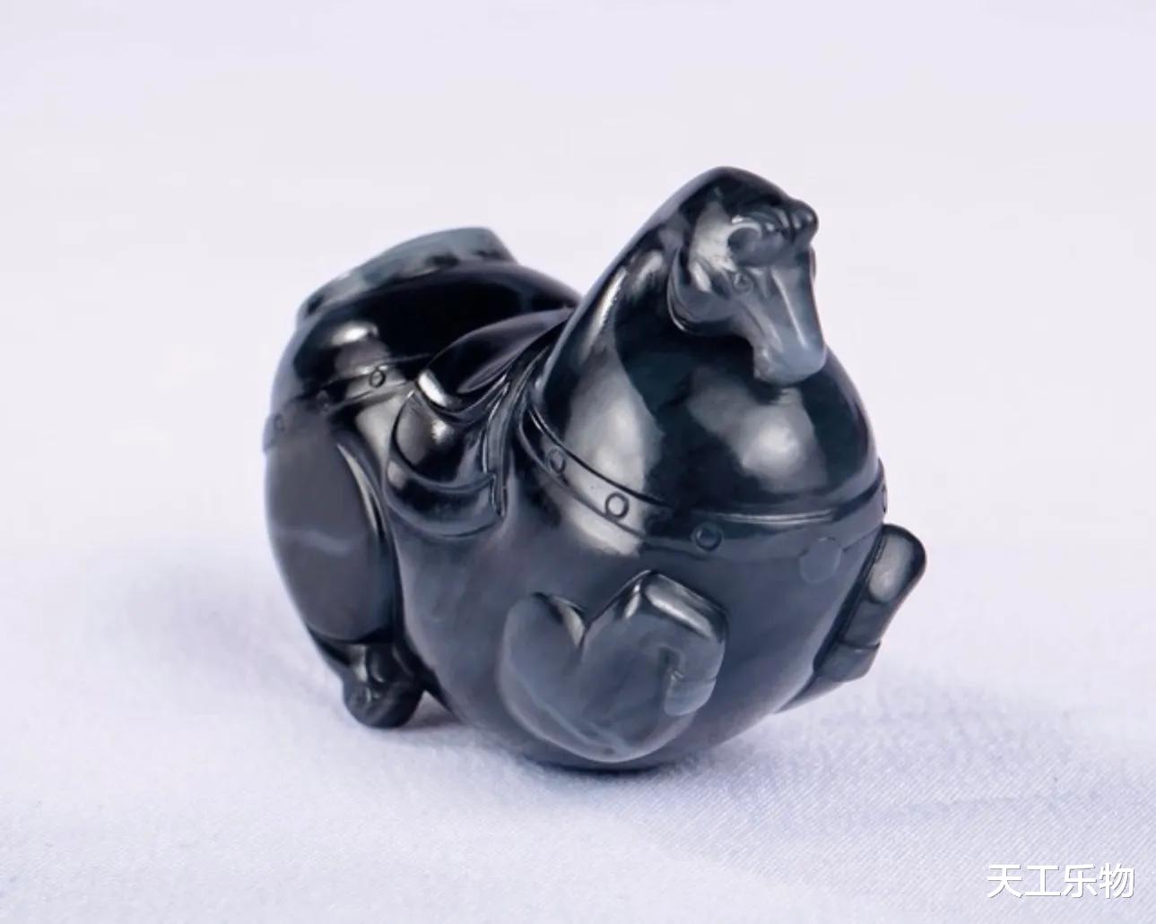 青花还是墨玉？和田玉黑羊脂巧雕“马上有钱”！