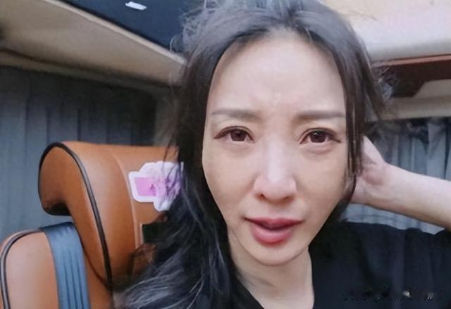 同样43岁，对比柳岩和霍思燕近照才发现，女人真的不能过度减肥！