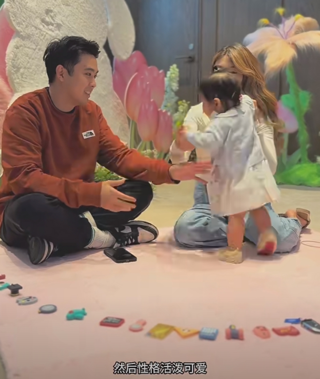 程晓玥为1岁女儿庆生,豪门公公婆婆罕见出镜,公公帅气文质彬彬