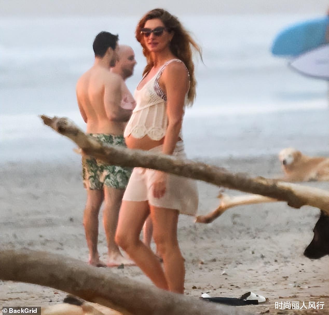 44岁吉娘娘挺三胎孕肚海边度假!光着肚皮秀身材,35岁小男友陪着