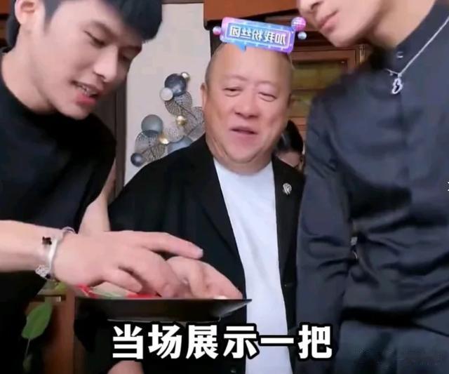 曾志伟“杀疯了”!拒绝回应假月饼,扔话筒愤怒离席,成本仅几毛