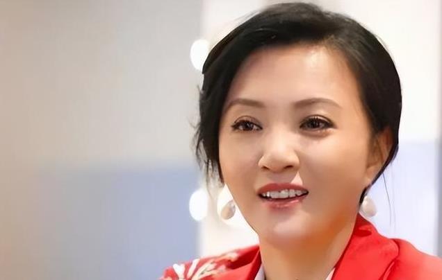她连登5年春晚是冯巩御用老婆，却被送精神病院，50岁的她怎样了