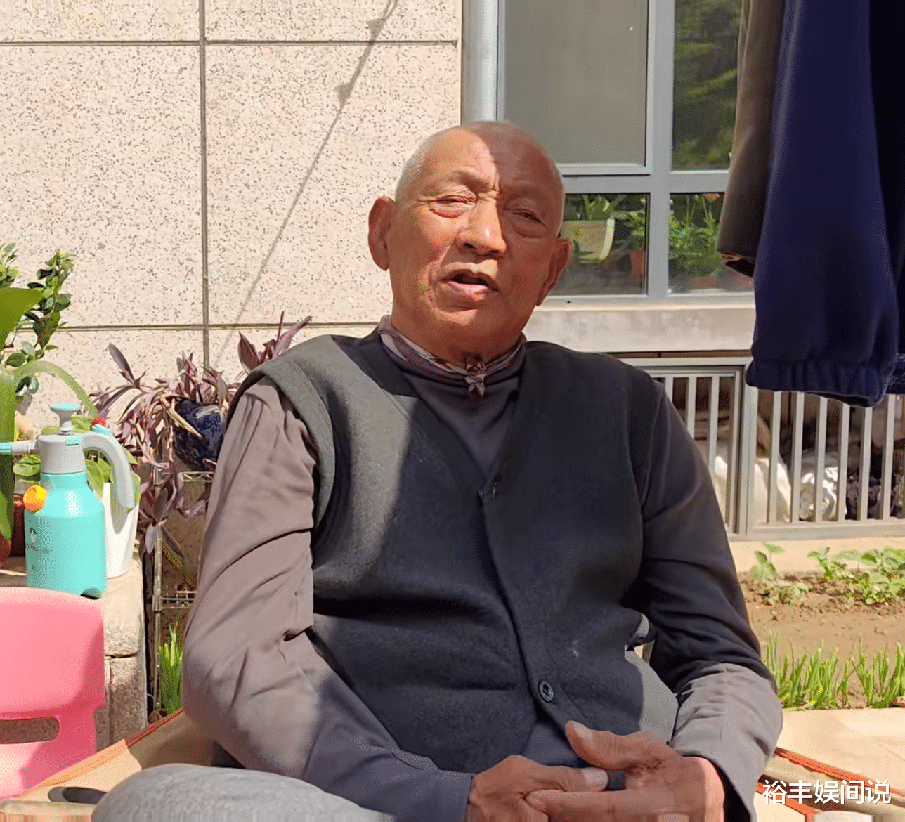 曝赵丽颖爷爷近照惹争议!面容和善额头似复刻,谈及孙女满脸担心