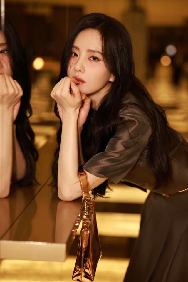 刘诗诗和替身的合影，俩人几乎一模一样，这谁能分清她俩谁是谁？