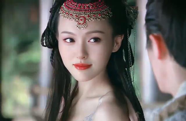 电影节的这晚,赵丽颖“奶奶头”老了十岁,唐嫣全裹却惊艳全场!