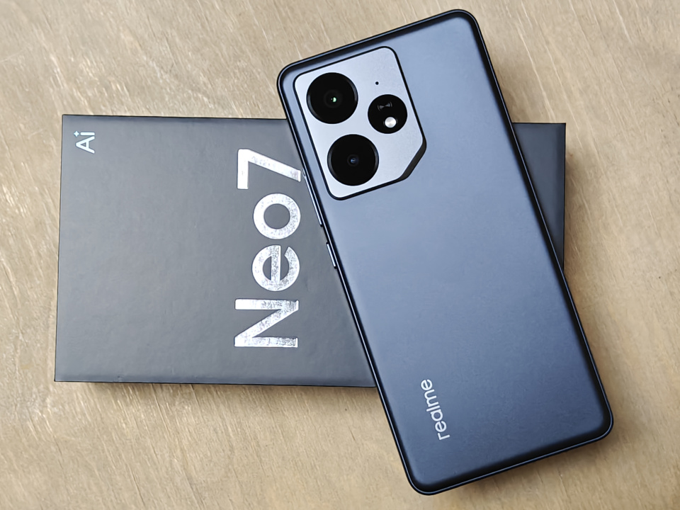 7000mAh大电池塞入8.5mm机身 陨石黑 真我Neo7开箱上手质感十足