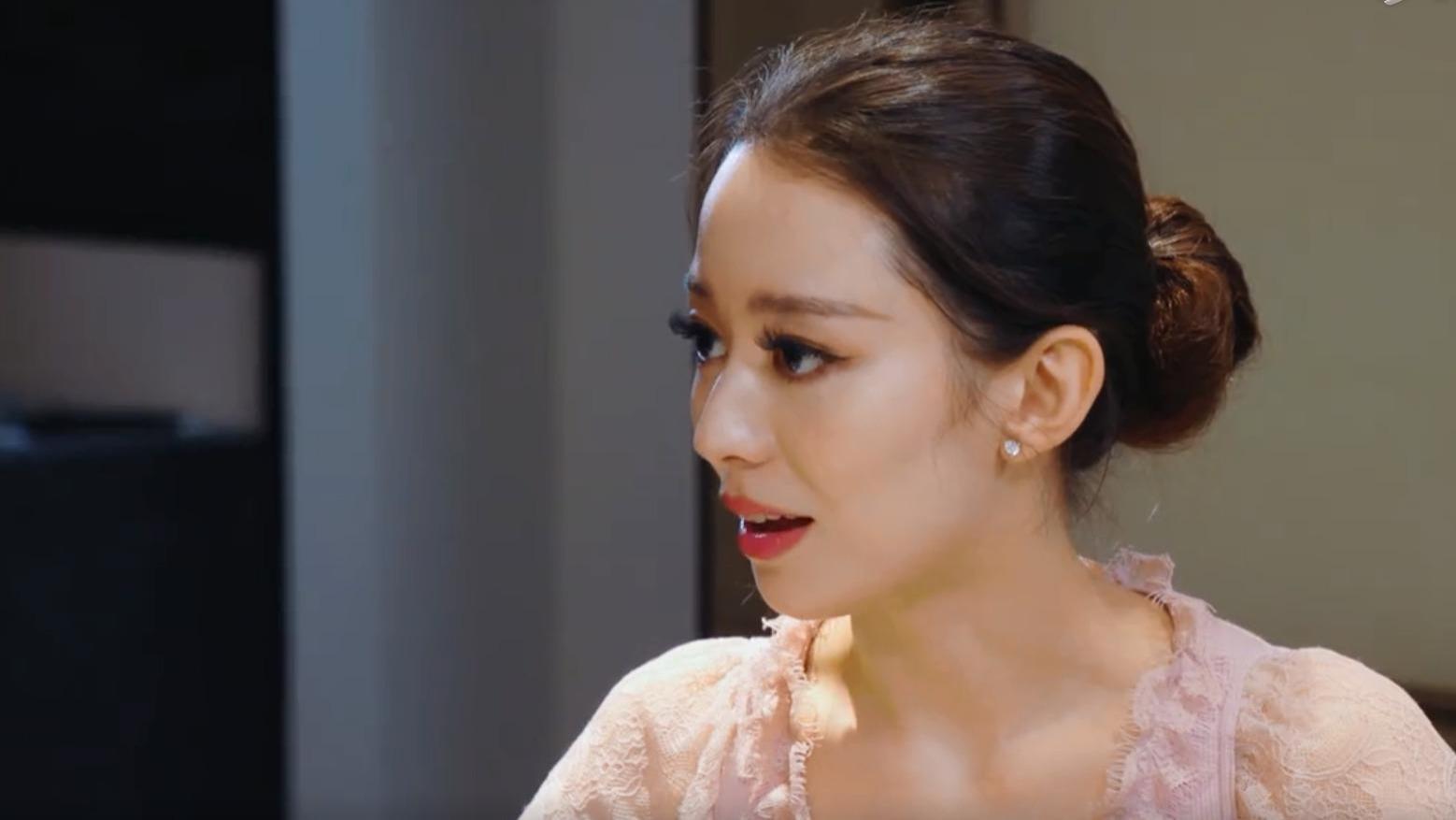 在巴黎偶遇吉娜，没滤镜她五官尖嘴猴腮，身材平平算不上“有料”