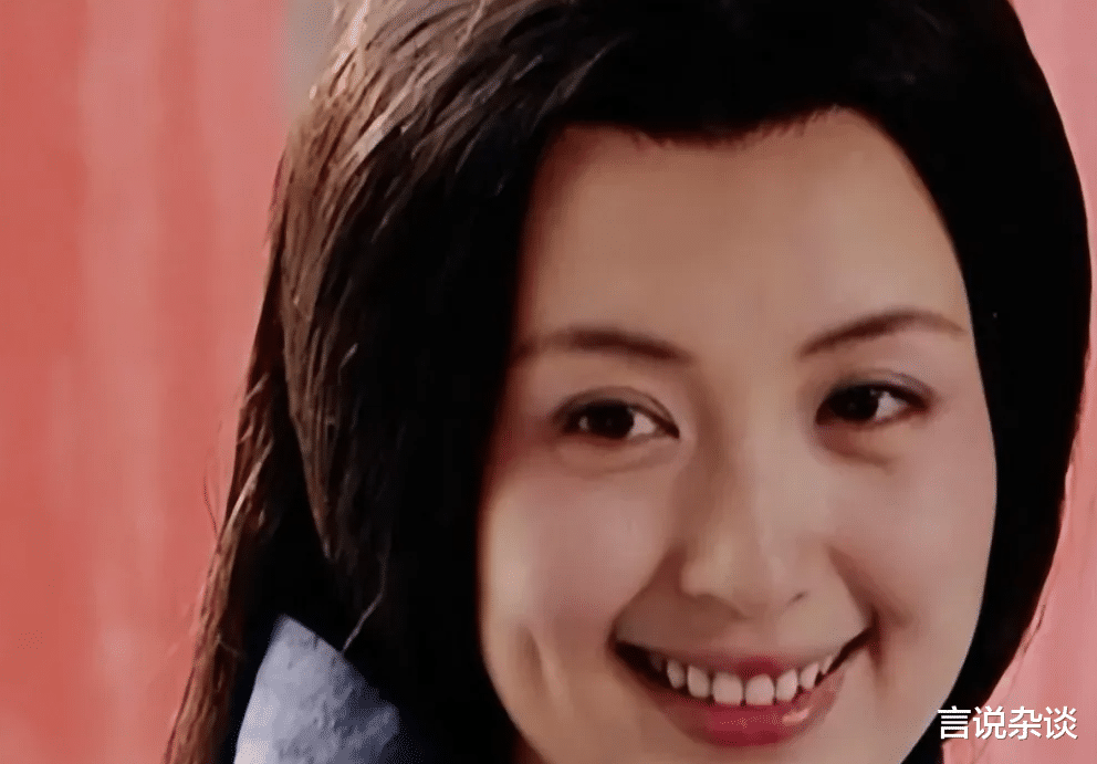 49岁杨童舒新剧开机,素颜出镜脸垮了,网友:以后我也不保养了