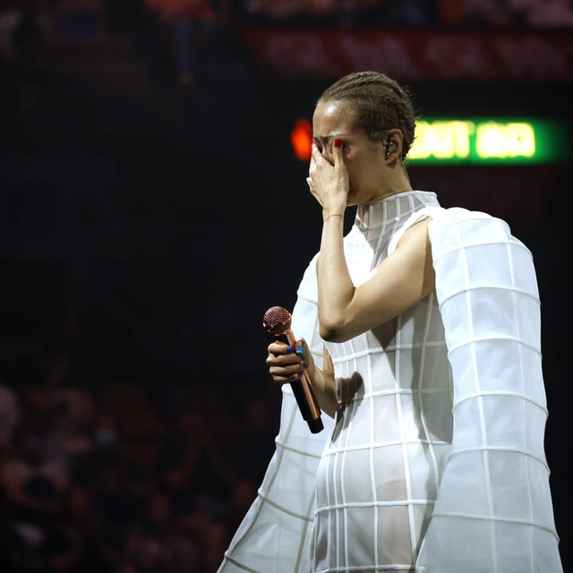 郑秀文演唱会造型超霸气,与许志安罕见同台,保持距离不再秀恩爱