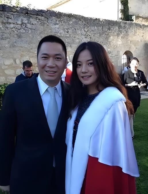 消失多年的赵薇终于露面，容颜尽失口碑暴跌的她，应验了琼瑶的话