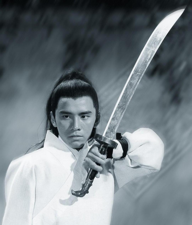 香港第一位影帝:年少风流红透半边天,27岁娶了初恋爱妻如命50年