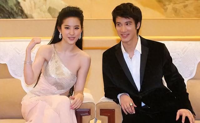 刘亦菲放飞自我，靠一块三角布遮羞，网友：玉女形象不要了吗