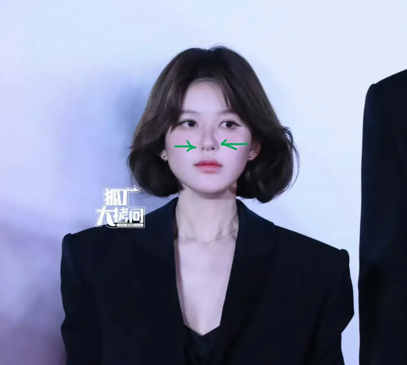 同款短发，37岁的赵丽颖撞上了26岁的赵露思，没对比就没伤害！