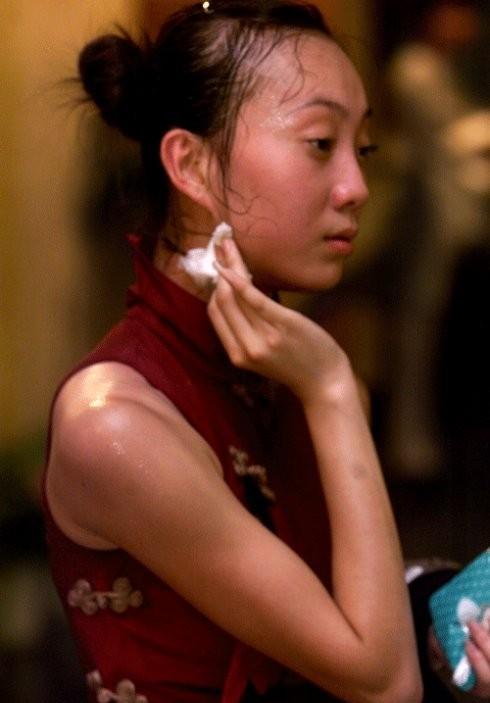 让朗昆弃原配,张艺谋愧疚!上位仅1月就瘫痪,是意外还是报应?