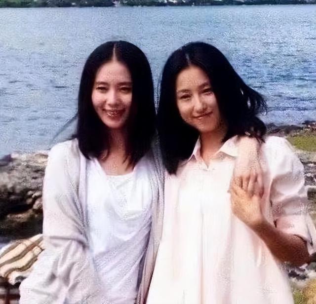 刘诗诗和替身的合影，俩人几乎一模一样，这谁能分清她俩谁是谁？