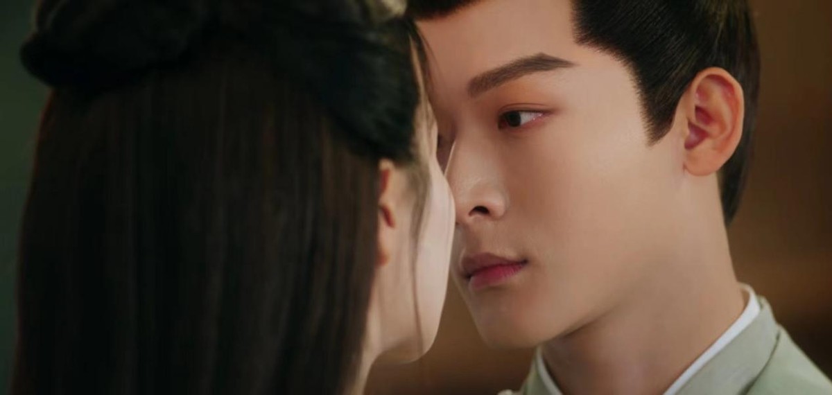 王楚然演技爆发,当她露出肚兜时,张晚意好像接不住戏,头转向一旁