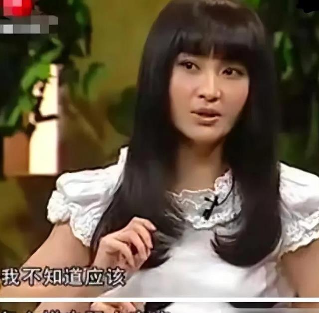 42岁姚笛回国首现身,带儿子出门游玩惊呆众人,网友:文章亏大了