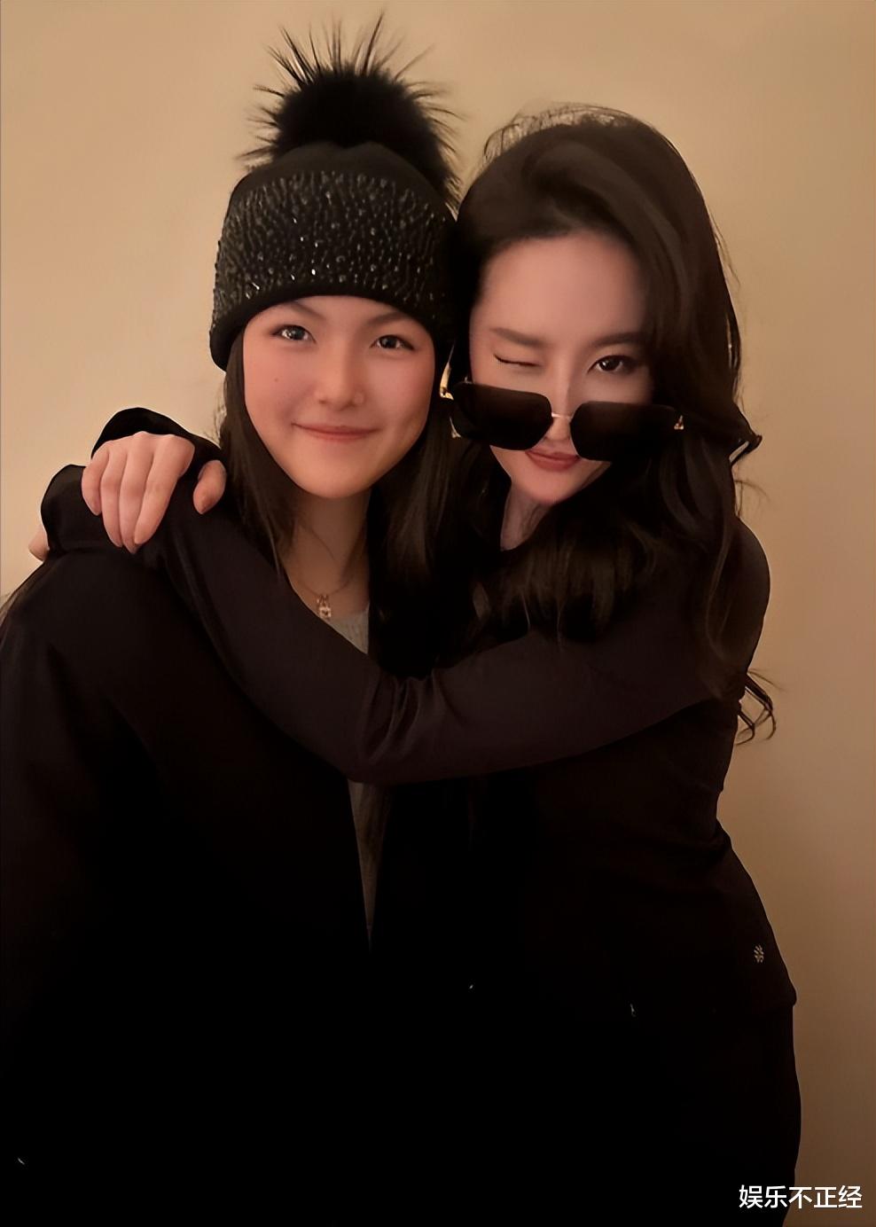 37岁刘亦菲与40岁朱珠同框，我才明白，骨相美与皮相美的差别！