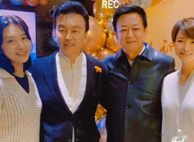 央视|央视四大名嘴合体亮相,网友梦回经典春晚时刻