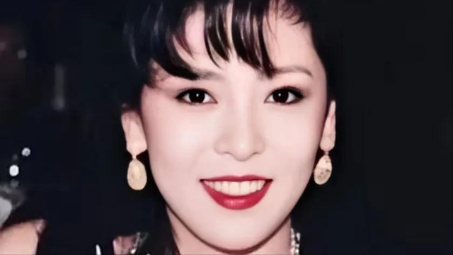 向太在节目上失误,假发套后移头顶秃了一大块,面无表情太可怕