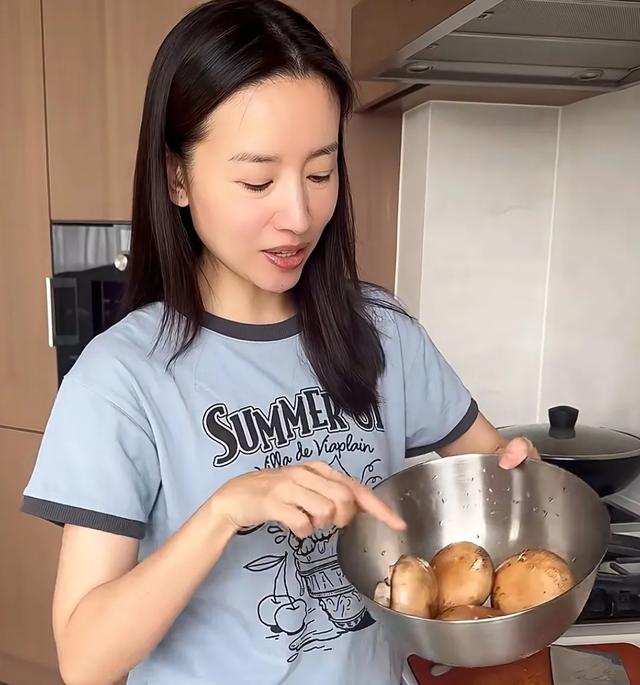 董洁的菌菇素面火了,6万网友纷纷点赞,网友:看着香,改天试试