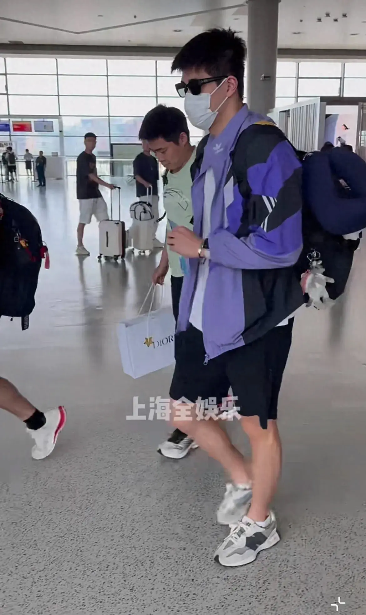 潘展乐戴口罩墨镜出行,书包挂满小玩偶,与190大高个反差好大