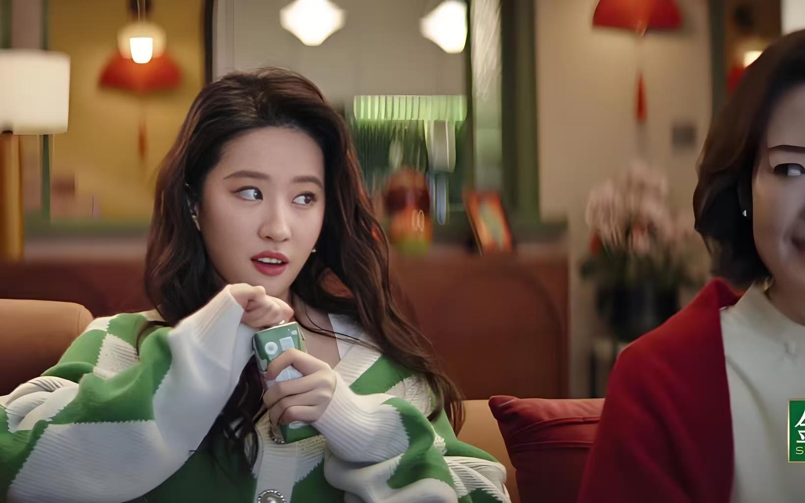 再次被刘亦菲美颜暴击了,绿色毛衣估计又要火