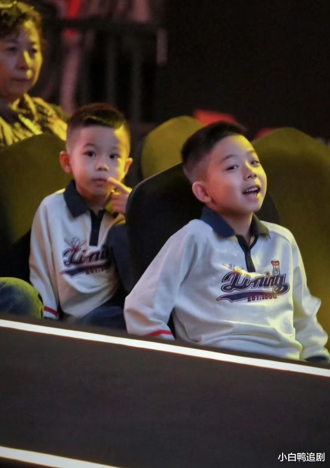 马龙老婆夏露晒家庭照！疑第三胎女儿曝光，婆婆开心手抱婴儿出镜