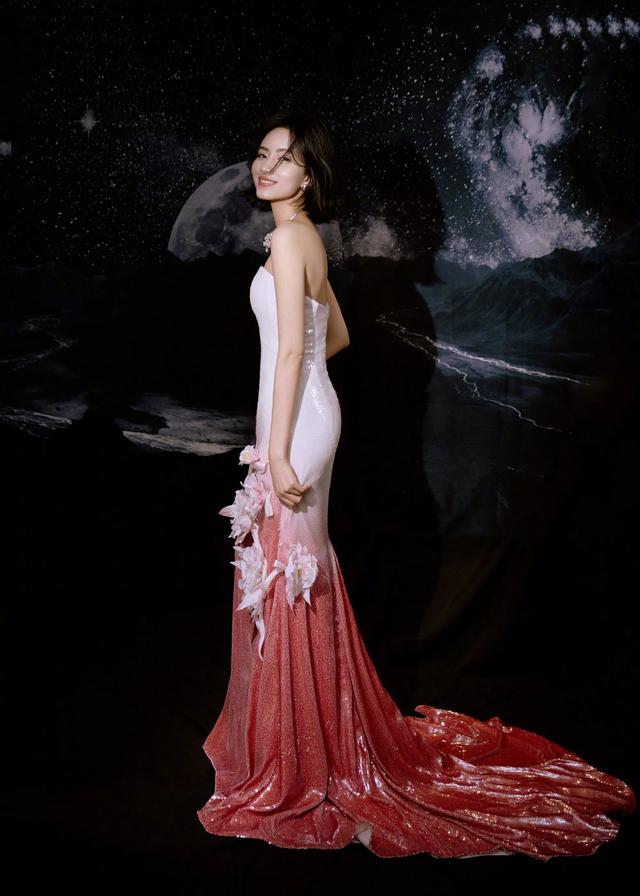 刘惜君抹胸渐变礼裙写真，抱抱锦鲤公主写真