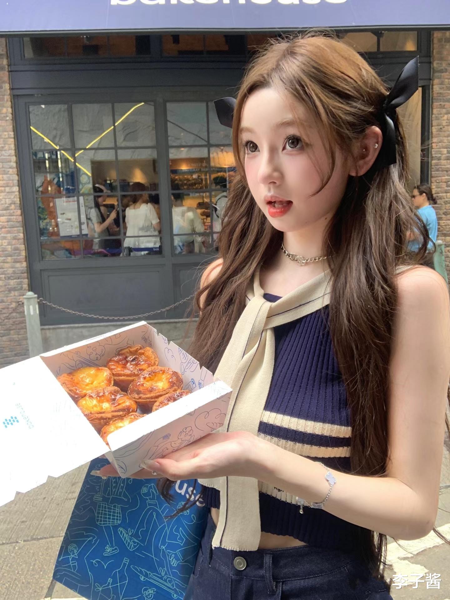 王思聪去奈良喂鹿,不顾新女友专心喂鹿,新女友懒懒只顾拍照留念