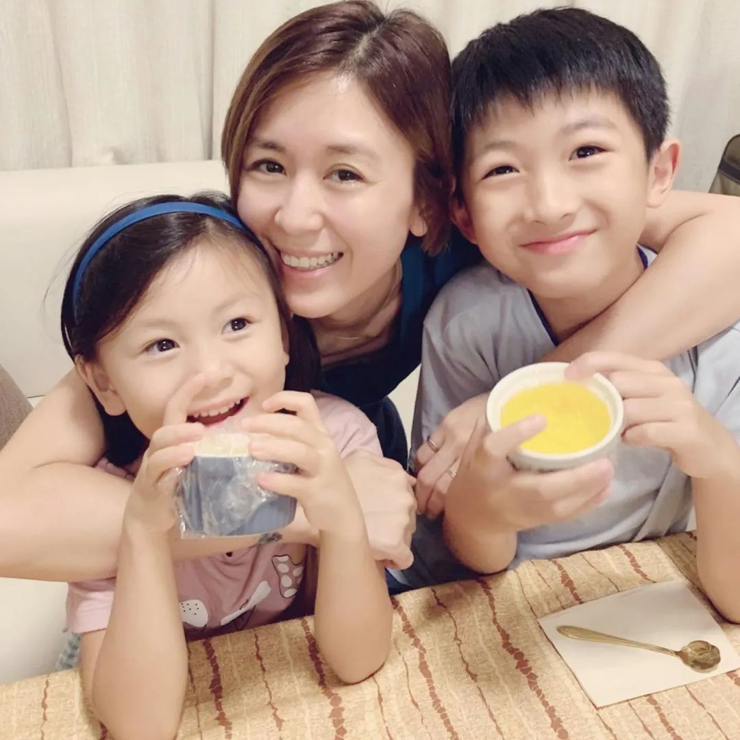 “香港第一甜妹”变身肌肉金刚芭比！这居然是童年女神师妃暄？