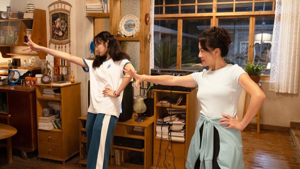 《迎风的青春》剧情太浮夸？看完网友评论区，才发现是我太穷了