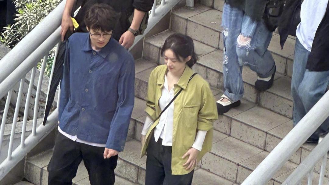 赵丽颖新剧路透，紫色挑染马尾造型好青春，男主都不认识